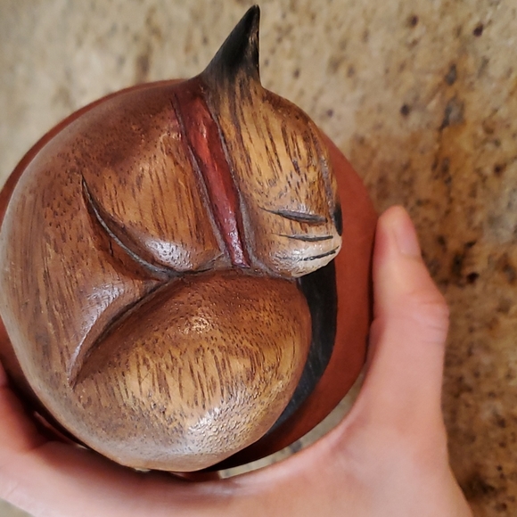 Hand carved wooden sleeping cat box - Picture 3 of 12